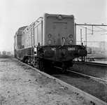 849628 Afbeelding van de diesel-electrische locomotief nr. 2801 van de N.S. op het emplacement te Eindhoven.